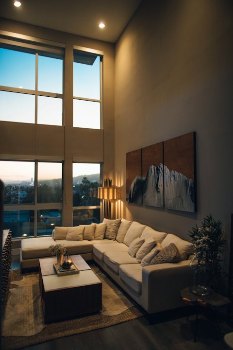 Low-Contrast Living Room in Bone and Oak